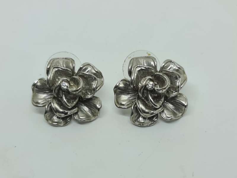 Pierced flower earrings