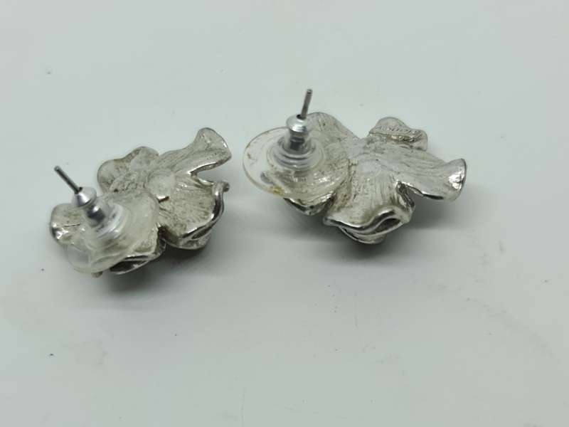 Pierced flower earrings