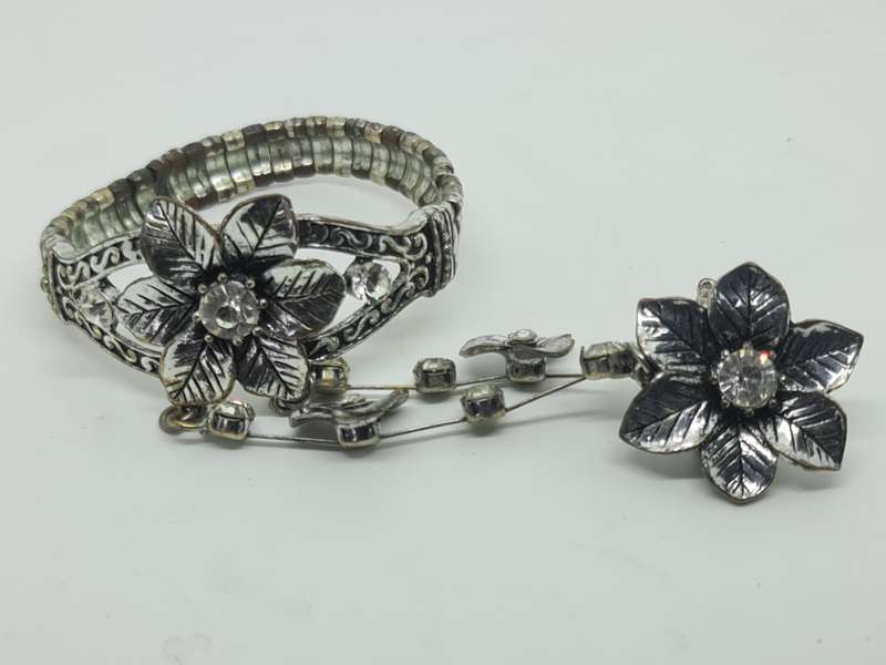 Vintage inspired crystal floral flex bracelet with daisy flower crystal ring attached