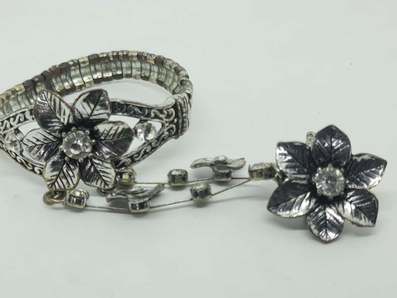 Vintage inspired crystal floral flex bracelet with daisy flower crystal ring attached