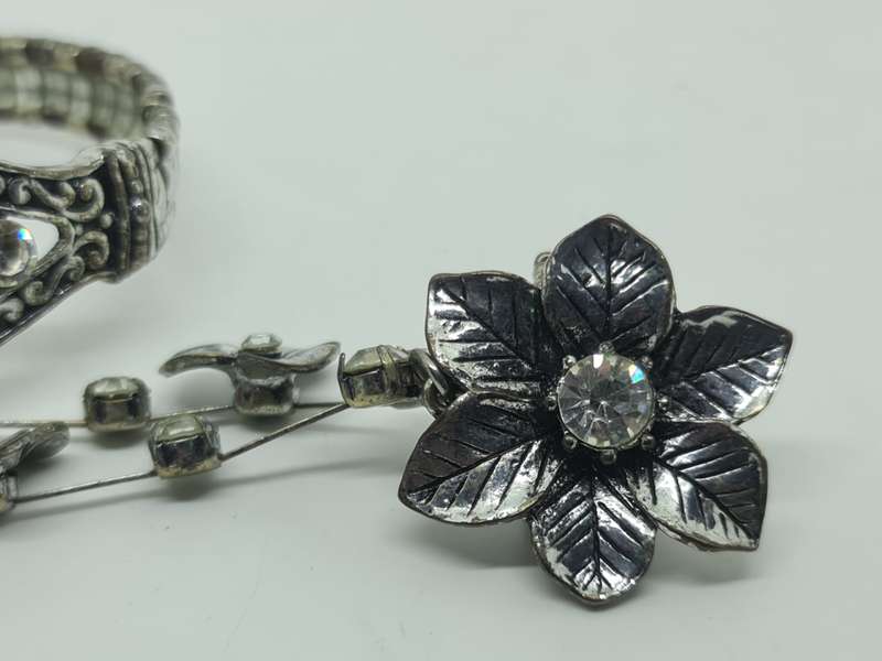 Vintage inspired crystal floral flex bracelet with daisy flower crystal ring attached