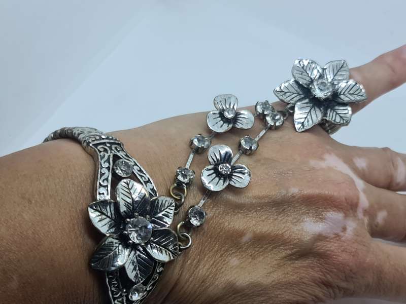 Vintage inspired crystal floral flex bracelet with daisy flower crystal ring attached