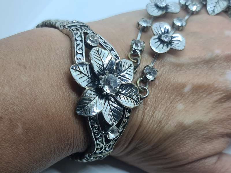 Vintage inspired crystal floral flex bracelet with daisy flower crystal ring attached