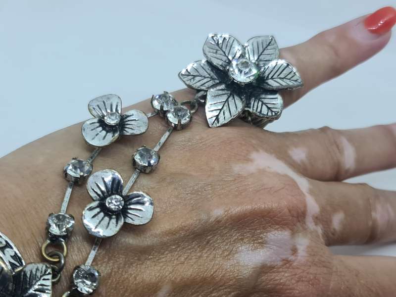 Vintage inspired crystal floral flex bracelet with daisy flower crystal ring attached