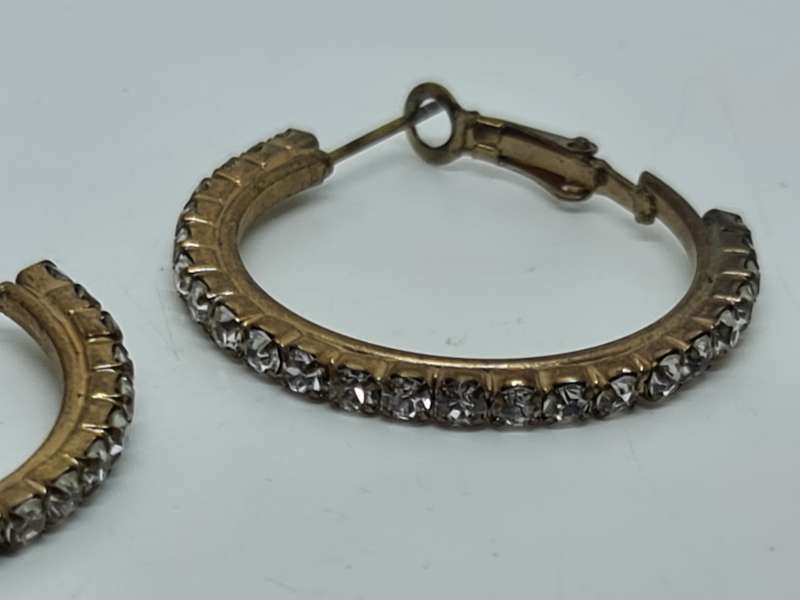 Glitter hoop earrings. Gold tone