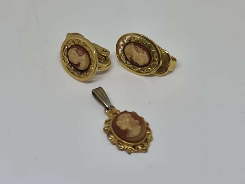 Faux cameo set.
