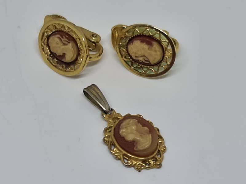 Faux cameo set.