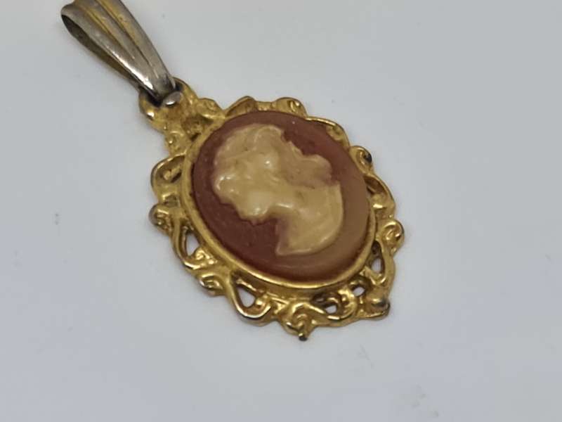Faux cameo set.