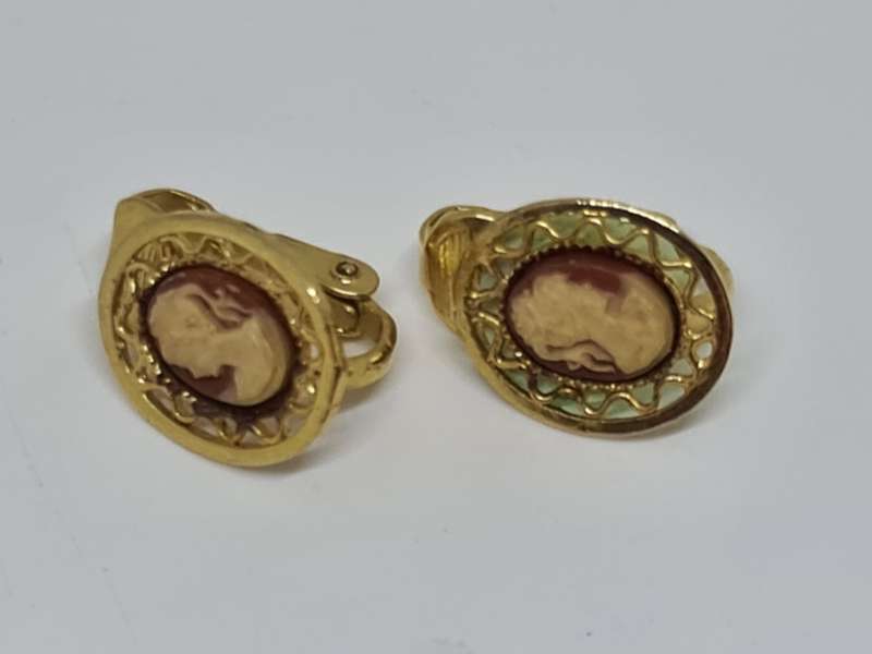 Faux cameo set.