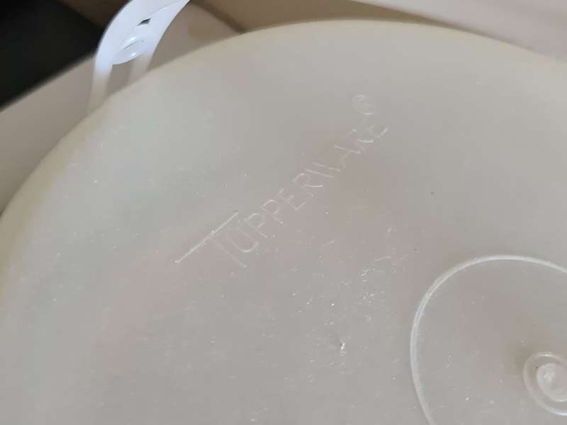 Vintage Tupperware cake/pie carrier