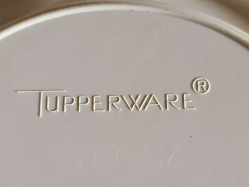 Vintage Tupperware cake/pie carrier