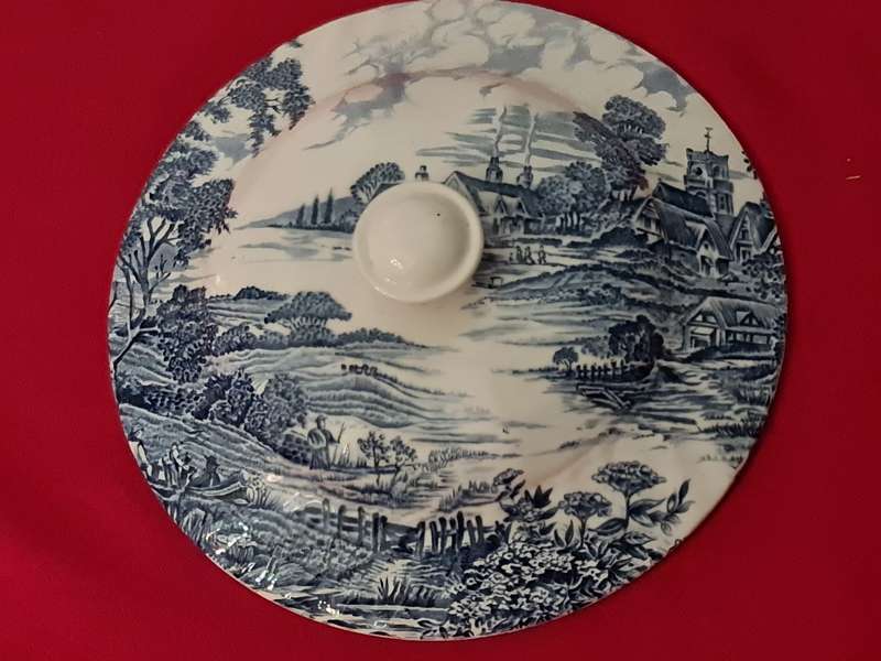 White & blue serving blue lid