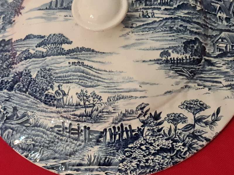 White & blue serving blue lid