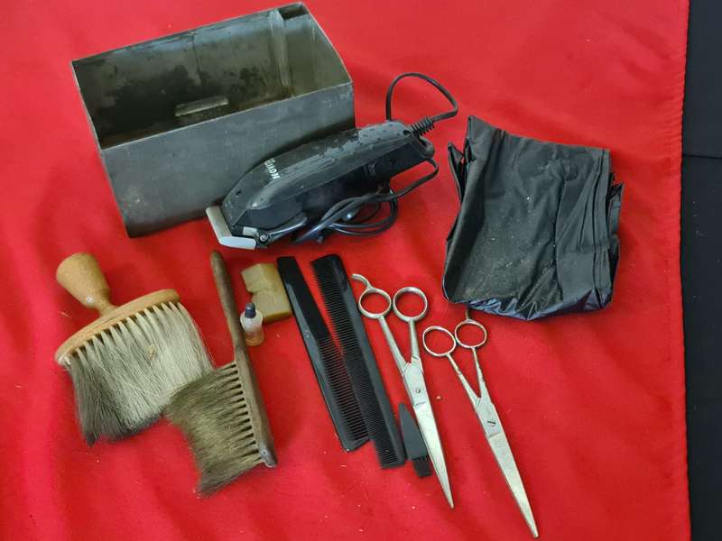 Vintage Novita barber set
