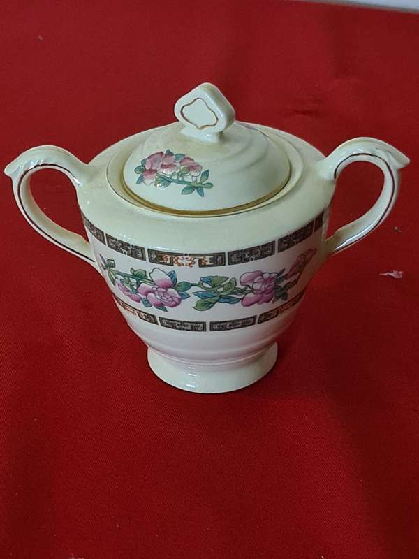 New Hall Hanley, Staffordshire England Sugar Bowl with lid