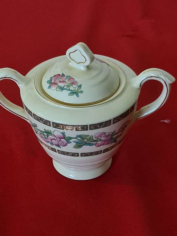 New Hall Hanley, Staffordshire England Sugar Bowl with lid