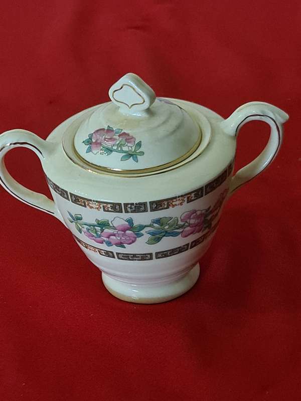 New Hall Hanley, Staffordshire England Sugar Bowl with lid
