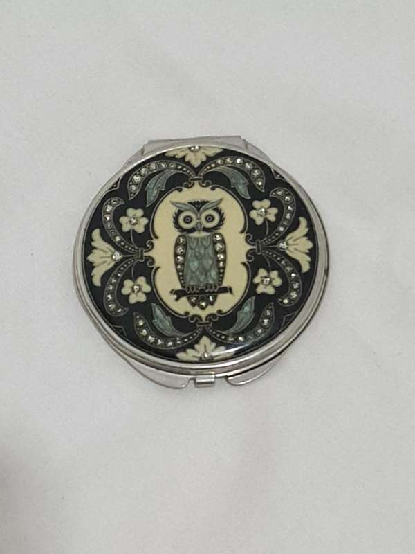 Vintage compact style mirror
