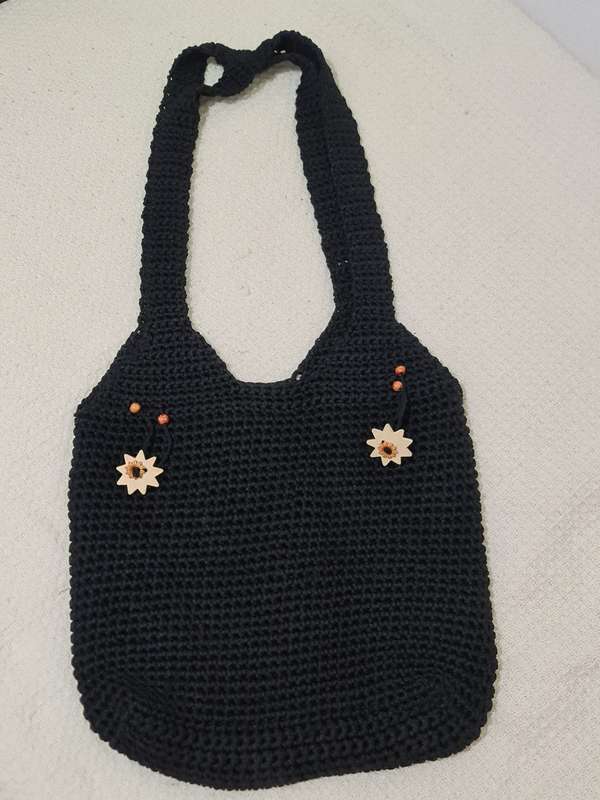 Summer crochet bag with flowers