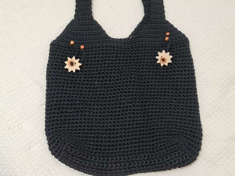 Summer crochet bag with flowers