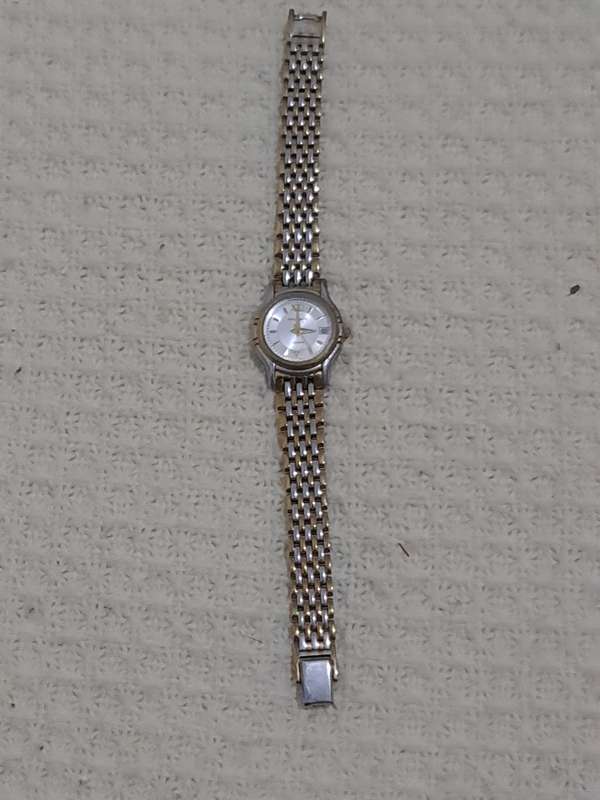 Ladies Hallmark Quartz watch with date at 3