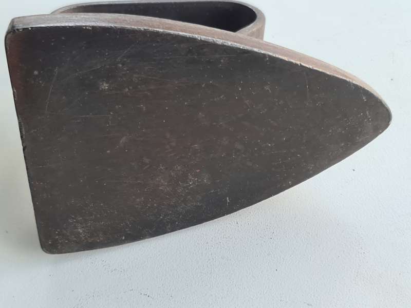 R & F no 6 Sad Iron