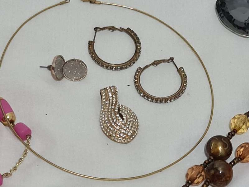 Mixed lot of Costume Jewlery