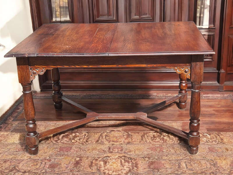 Early 20th Century extendable Oak Table