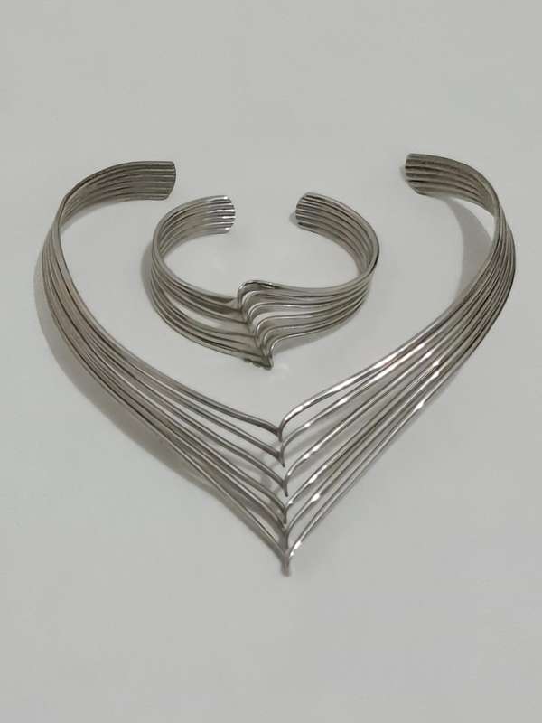Vintage steel v shaped choker with bangle