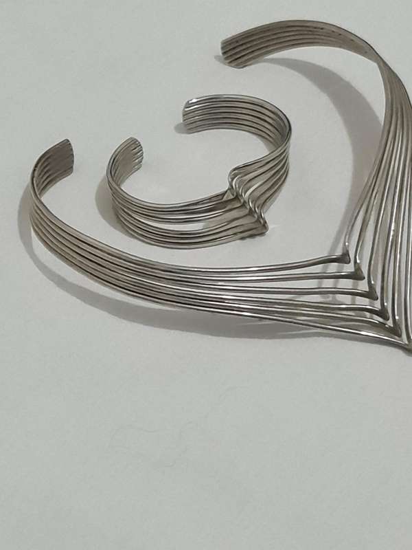 Vintage steel v shaped choker with bangle