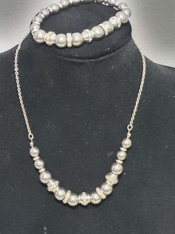 Grey faux pearl Necklace with bracelet