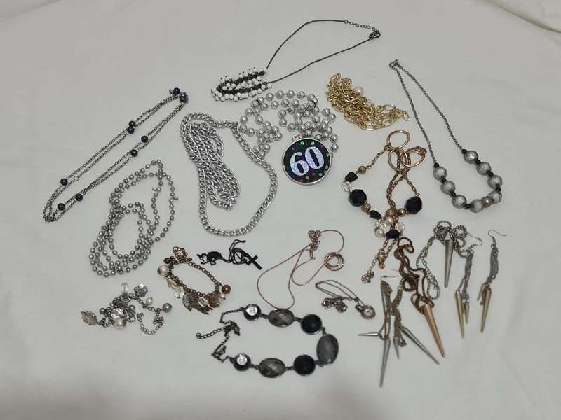 Mixed lot of jewelry