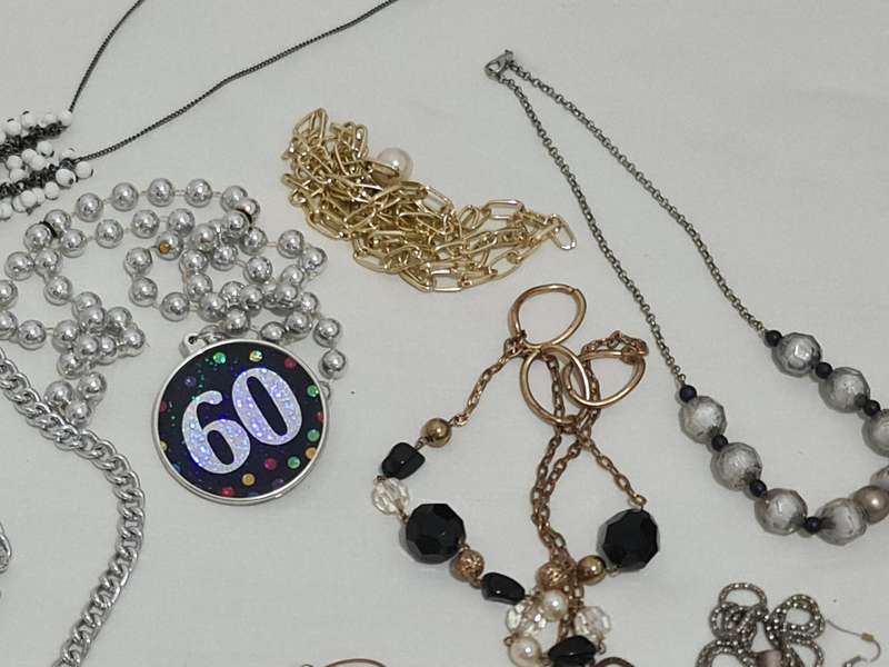 Mixed lot of jewelry