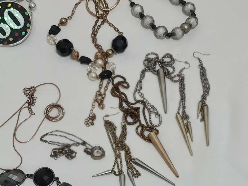 Mixed lot of jewelry