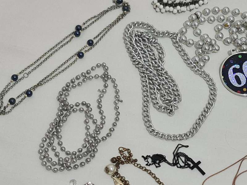 Mixed lot of jewelry