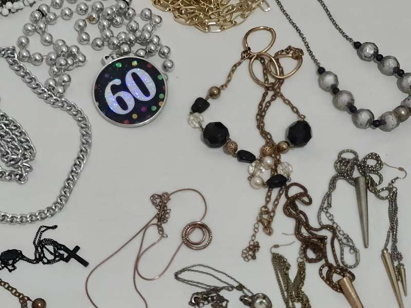Mixed lot of jewelry