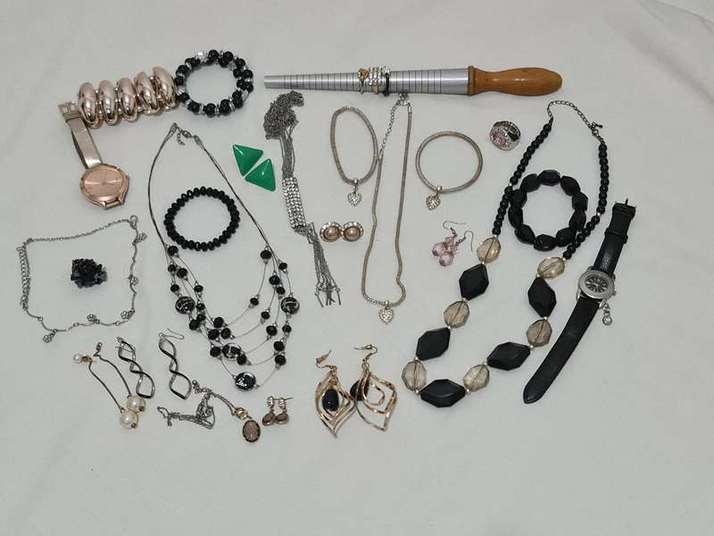 Mixed lot jewelry and watches