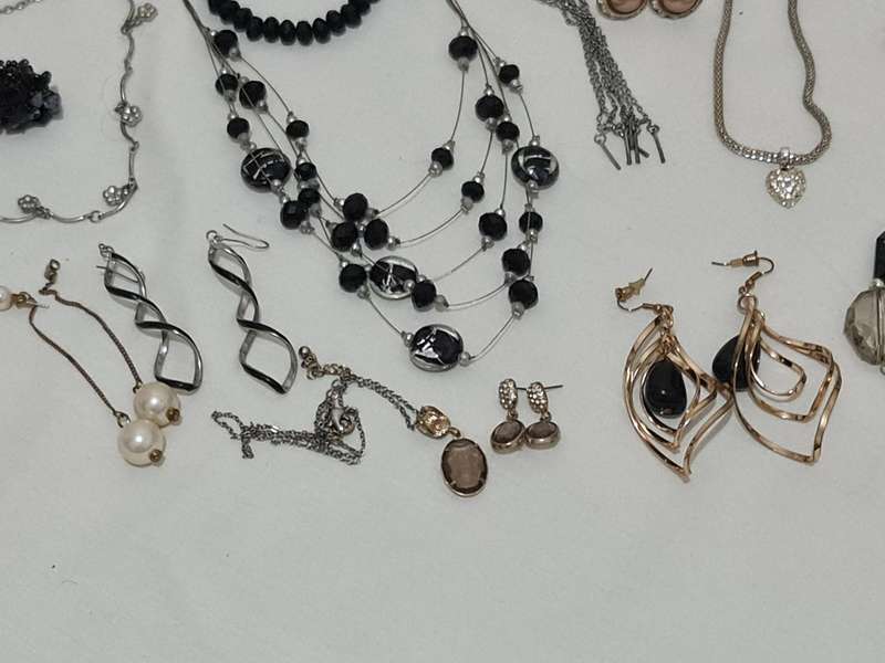 Mixed lot jewelry and watches