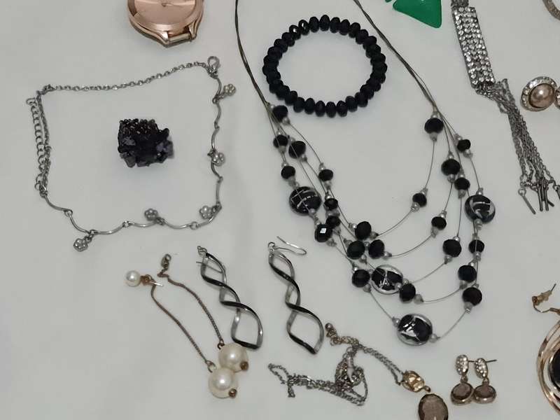 Mixed lot jewelry and watches