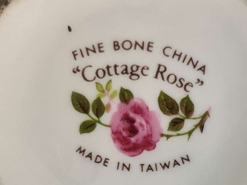 Fine Bone China "Cottage Rose" Made in Taiwan  sugar Bowl with lid