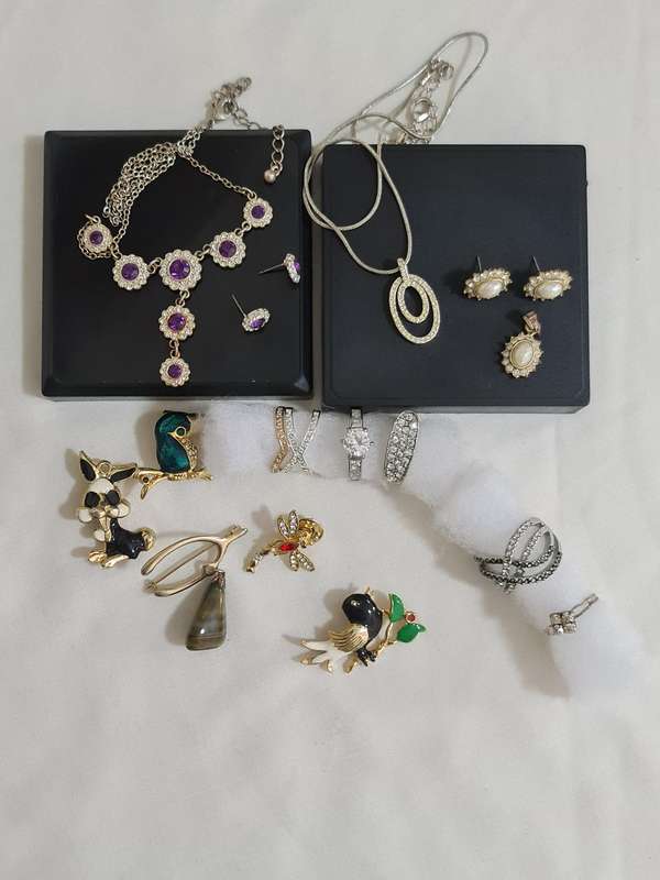 Mixed Vintage Jewelry. Brooches, rings, earrings, necklaces.