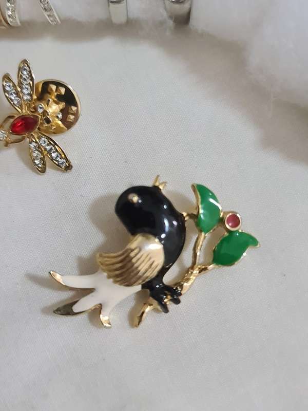 Mixed Vintage Jewelry. Brooches, rings, earrings, necklaces.