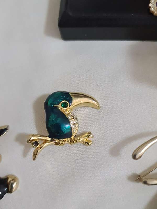 Mixed Vintage Jewelry. Brooches, rings, earrings, necklaces.