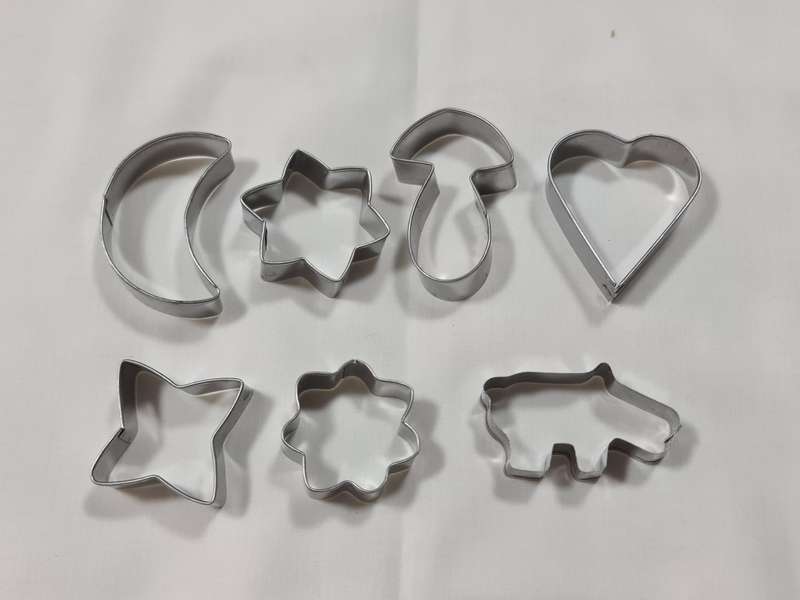 X6 Vintage sandwich/cookie cutters