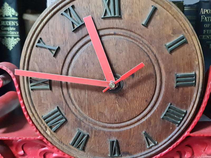 Retro style red Quartz  time keeping clock