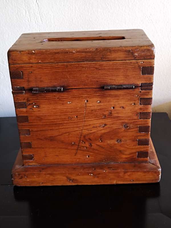 Antique style small chest