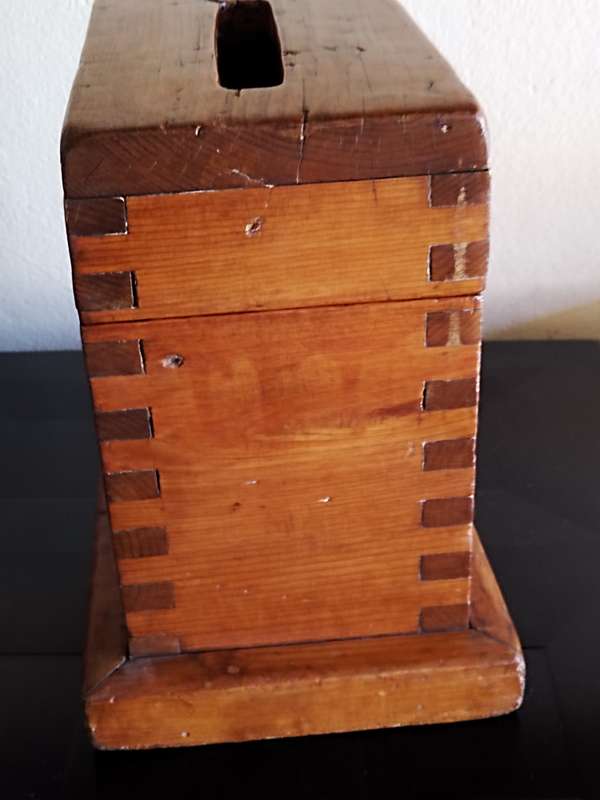 Antique style small chest