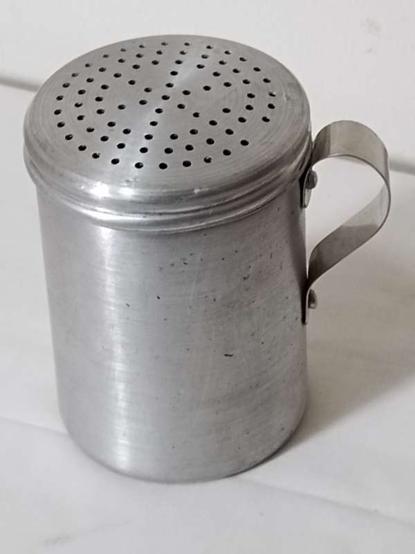 Aluminum shaker for the kitchen