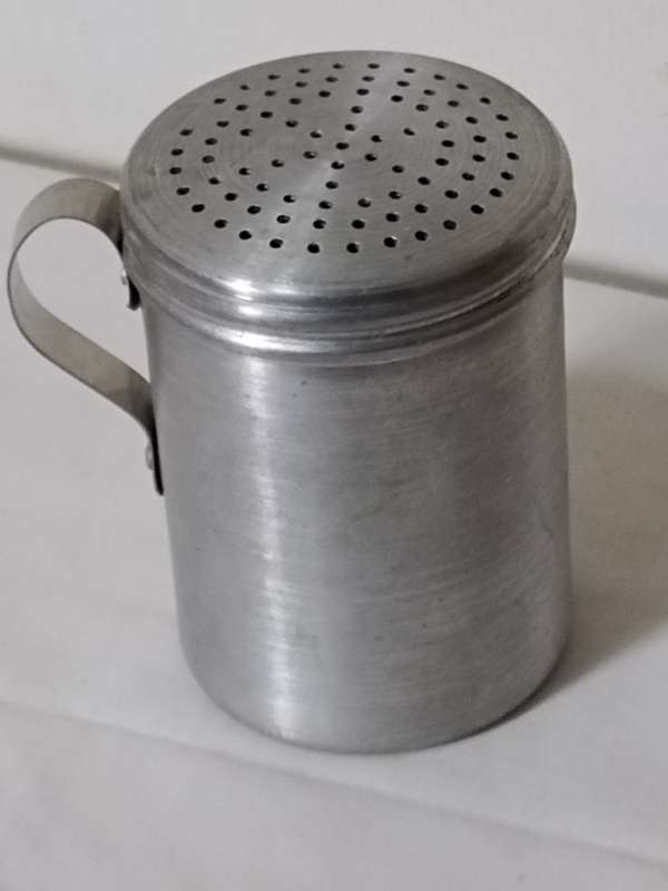 Aluminum shaker for the kitchen