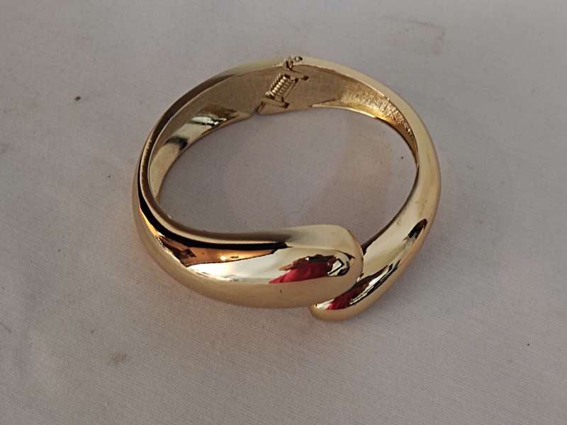 Ginkgo Garden gold tone bangle